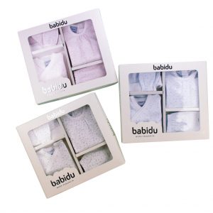 Packs de hospital con ropa esencial de recién nacido de la marca Babidú.